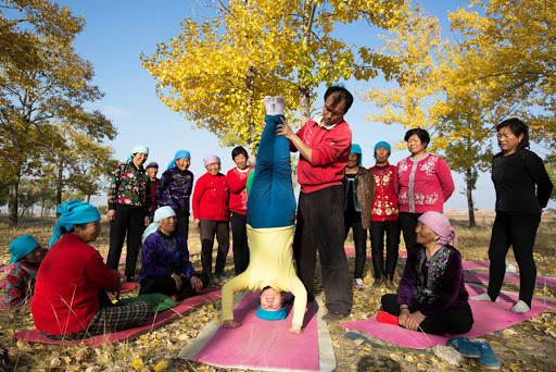 Theo phóng viên, các cô, các bác trong làng kể lại rằng, họ đã học yoga được 5 năm. Tất cả mọi người đều tập luyện cùng nhau.
