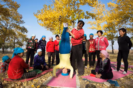 Theo phóng viên, các cô, các bác trong làng kể lại rằng, họ đã học yoga được 5 năm. Tất cả mọi người đều tập luyện cùng nhau.