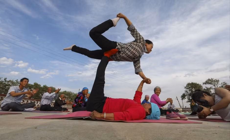 Đây cũng là nơi có nhiều người sống thọ nhất Trung Quốc. Tuổi thọ trung bình của thôn Ngọc Cẩu Lương rất cao, lên đến gần 70 tuổi, khiến mọi không khỏi ngưỡng mộ. Tất cả là nhờ mọi người chăm chỉ tập yoga.