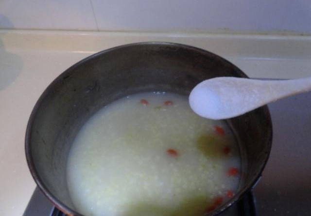 Sau 10 phút là có thể dùng cháo, nếu muốn ăn ngọt thì pha thêm mật ong, không nên dùng đường, như vậy tốt cho sức khỏe hơn.