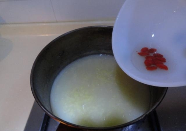 Bước 4: Khoảng 30 phút là được cháo nhưng không nên mở vung vội mà hãy tắt bếp trước, để thêm 10 phút nữa cháo hầm nhừ sẽ ngon hơn.