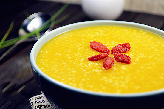 Buổi sáng, khả năng hấp thụ của hệ tiêu hóa là tốt nhất nhưng cũng lại là lúc hệ tiêu hóa mong manh nhất, vì vậy không nên ăn các loại thức ăn cay và lạnh vào thời điểm này, không tốt cho cơ thể. Nhìn chung, món cháo nhẹ nhàng là món dễ tiêu hóa nhất, tốt nhất để ăn vào buổi sáng.