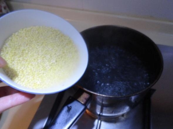 Bước 3: Sau khi sơ chế xong các nguyên liệu, bạn cho hạt vào nồi, chế thêm nước. Lượng nước thường gấp 3 lần lượng kê. Xong xuôi đun lừa to cho sôi. Sôi rồi đun lửa nhỏ, ninh nhừ rồi cho thêm hạt kỳ tử vào.