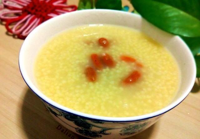 Hôm nay giới thiệu với các bạn món cháo hạt kê hay còn được gọi là cháo hoàng kim. Chỉ cần ăn một bát cháo hoàng kim ấm vào buổi sáng sẽ khiến cả người dễ chịu.