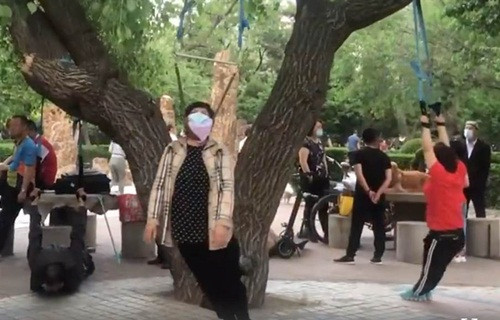 Cuc di phuong phap tap the duc bang cach treo co o Trung Quoc