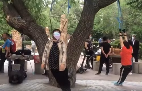 Cuc di phuong phap tap the duc bang cach treo co o Trung Quoc