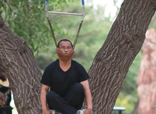 Cuc di phuong phap tap the duc bang cach treo co o Trung Quoc-Hinh-2