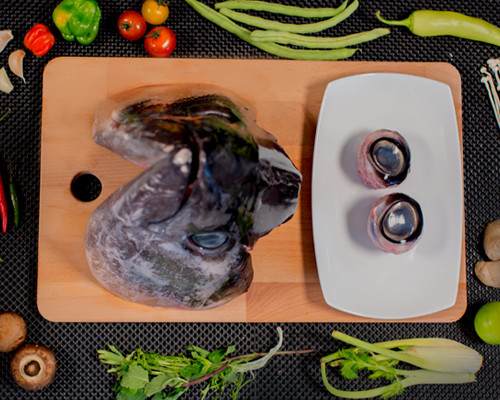 Trong số các món ăn kinh dị bậc nhất thế giới, món ăn làm từ nguyên liệu chính là nhãn cầu cá ngừ là một trong những món ăn kinh dị nhất, còn thường được lấy cảm hứng làm đồ ăn vặt trong dịp lễ hội Halloween.