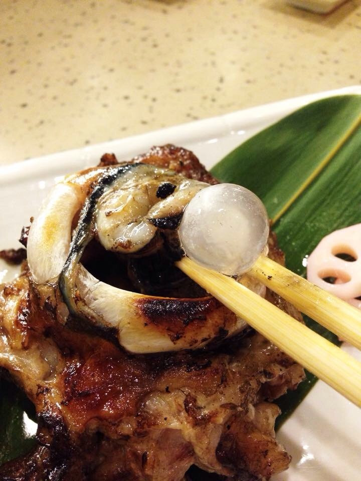 Được biết, nguyên liệu mắt cá ngừ được xem là đạt chuẩn khi được tách khỏi đầu cá mà vẫn giữ nguyên phần nhãn cầu, bao quanh là một loại chất béo và chỉ vài cơ mắt được phép cắt đứt.