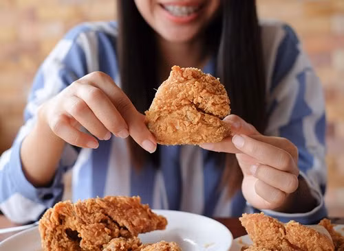 Ba bau suyt hai chet con minh vi ham me an ga ran