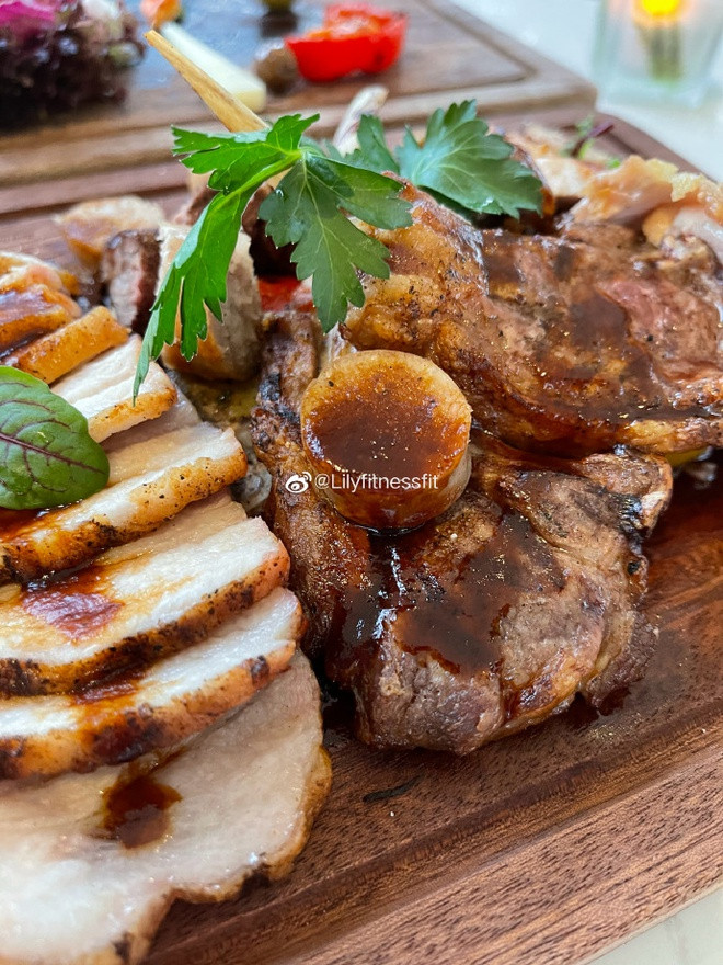 Thêm vào đó, nhờ có kiến thức bài bản, Lily không thực hiện ăn kiêng mà cô ăn theo sở thích đồng thời tính toán kỹ lượng calo nạp vào để giữ dáng.