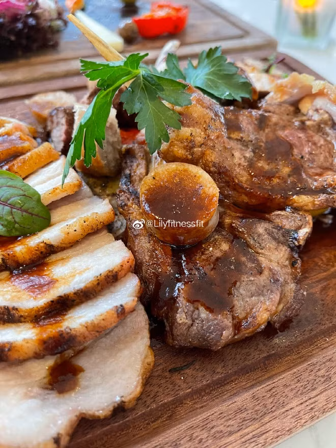 Thêm vào đó, nhờ có kiến thức bài bản, Lily không thực hiện ăn kiêng mà cô ăn theo sở thích đồng thời tính toán kỹ lượng calo nạp vào để giữ dáng.