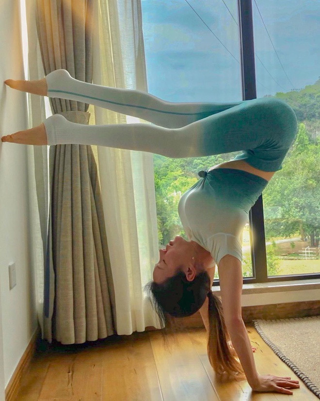 Nhờ vậy, Lily có thân hình săn chắc, thon gọn mà vẫn vô cùng yêu kiều, nóng bỏng.