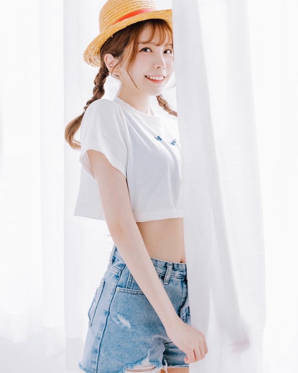 Bí quyết thứ ba, sử dụng đồ lót phù hợp. Đừng nghĩ rằng ngực nhỏ thì không cần quan tâm đến đồ lót, nếu mặc không đúng kích cỡ, khuôn ngực sẽ trở nên xấu xí. Hãy lựa chọn loại nội y ôm vừa, nâng ngực tự nhiên.