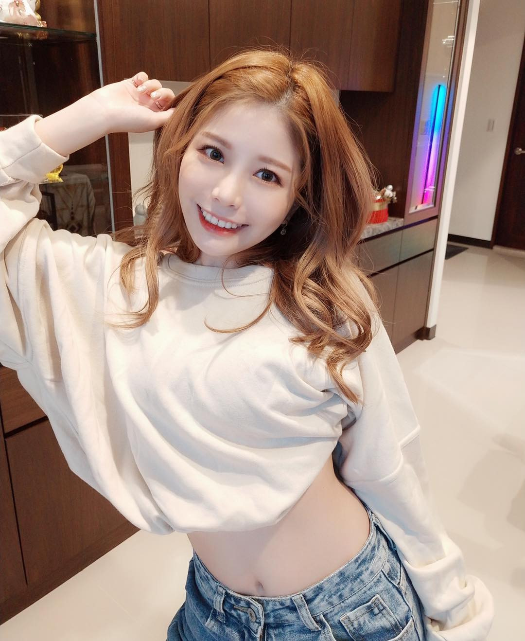 Vũ Hi cũng cho biết, lúc massage ngực, cô thường sử dụng kem làm đẹp nhưng loại này rất tốn kém vì thế mọi người chỉ cần sử dụng kem dưỡng thể bình thường là được.