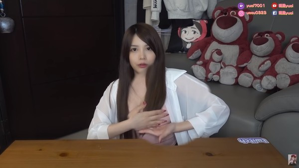 Động tác massage thứ hai, dùng lòng bàn tay: Sử dụng lòng bàn tay miết ngực theo chiều từ dưới lên trên, thực hiện 10 lần như động tác trước rồi tiếp tục đổi bên.