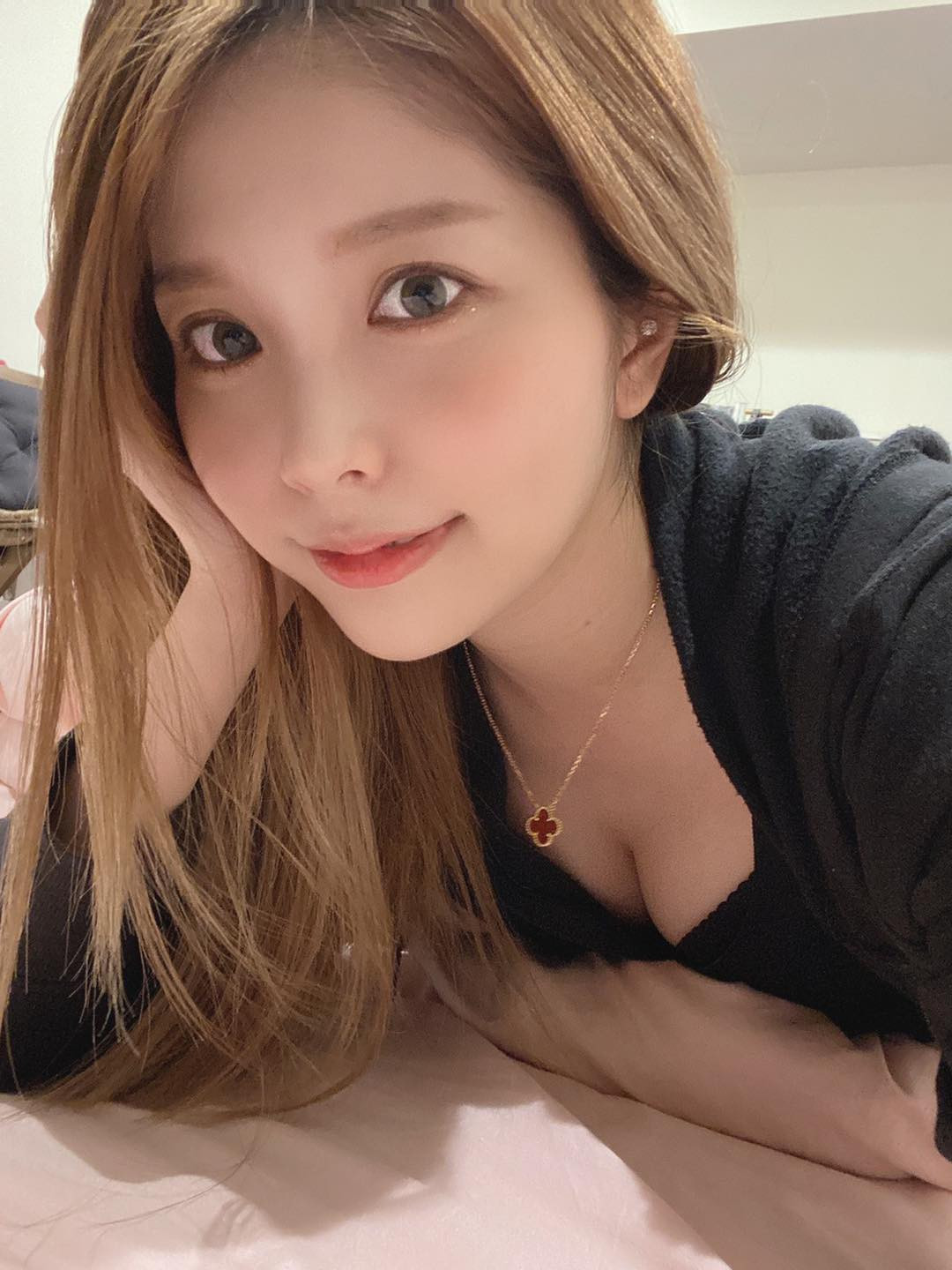 Bí quyết thứ năm, tăng cân. Nhiều người rất gầy lại muốn ngực phải to ra, đây là điều không thể nào. Cấu trúc chính của ngực là mỡ vì vậy phải ăn uống và tăng cân hợp lý thì ngực mới có cơ hội phát triển to hơn.