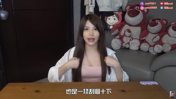 Động tác massage thứ ba, dùng nắm tay: Sau khi thực hiện xong 2 động tác trên, bạn nắm hai tay lại, miết từ khe ngực hất lên phía nách, cũng thực hiện 10 lần.