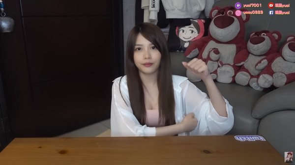 Động tác massage thứ nhất, dùng nắm tay: Dùng nắm tay miết mạnh vào cạnh ngực theo chiều từ ngoài vào trong. Làm 10 lần, rồi đổi bên.