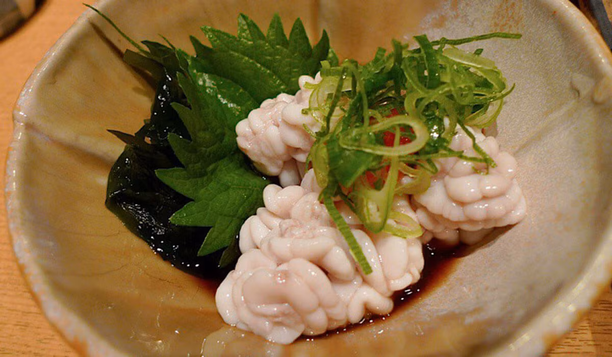 Đặc biệt là đấng mày râu Nhật Bản, với niềm tin "ăn gì bổ nấy", họ vô cùng yêu thích món ăn từ tinh hoàn cá có kết cấu mềm mại và hương vị béo dịu nhẹ mang hơi biển này.