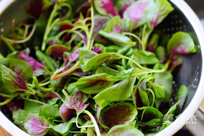 Dân gian có câu "Tháng sáu không dùng rau dền để đổi trứng, tháng bảy có vàng cũng không đổi rau dền" để chỉ sự quý của loại rau này. Vậy, rau dền có những lợi ích cụ thể thế nào, hôm nay chúng ta sẽ cùng điểm qua.