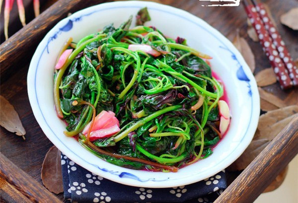 Tuy vậy, những người tỳ vị hư nhược, dạ dày không tốt, hay bị dị ứng không nên ăn rau dền đỏ. Bên cạnh đó cũng không nên ăn quá nhiều bởi rau dền đỏ có tính hàn, ăn quá nhiều sẽ khiến cơ thể nhiễm lạnh, ảnh hưởng đến chức năng của lá lách và dạ dày, có thể gây ra các triệu chứng như tiêu chảy, đau bụng.