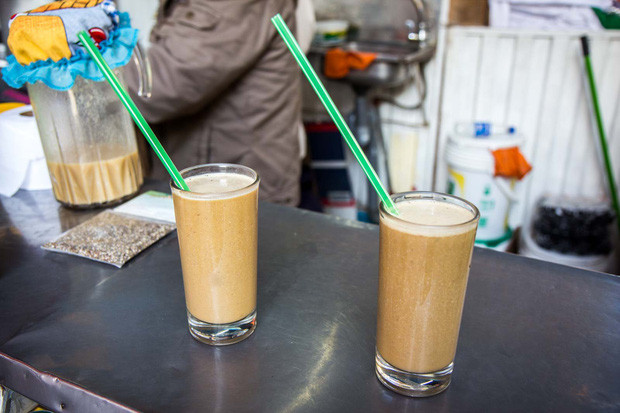 Đa số các du khách đều lắc đầu và rùng mình khi thử món sinh tố ếch tươi đặc sản này. Tuy vậy, người dân Peru lại mê tít. Họ cho rằng, món sinh tố ếch tươi này rất tốt cho người bị thiếu máu, viêm phế quản, tốt cho xương, não.