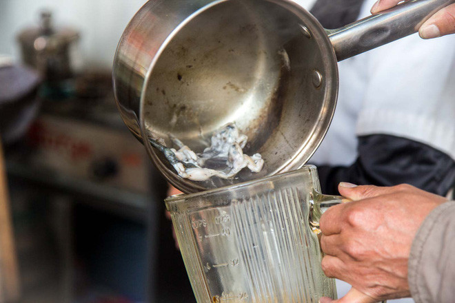 Để giảm mùi tanh, người chế biến cho thêm nhiều nguyên liệu khác như lô hội, mật ong, rễ cây Adean và rượu để tạo thành món sinh tố. Món sinh tốt này ngon nhất khi có màu xanh cỏ úa, được khuyên dùng ngay sau khi chế biến.