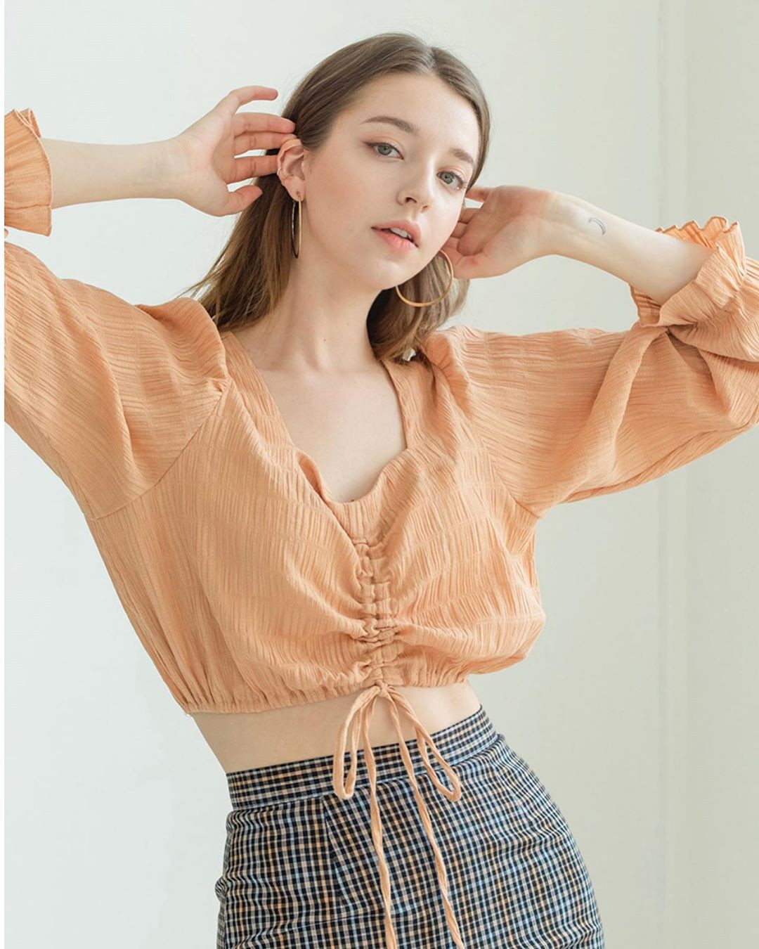 Tuy không phải vòng eo con kiến nhưng vòng hai của Angelina Danilova cũng rất săn chắc và mê người. Nói cách khác, hình thể của nữ người mẫu cực kỳ cân đối.