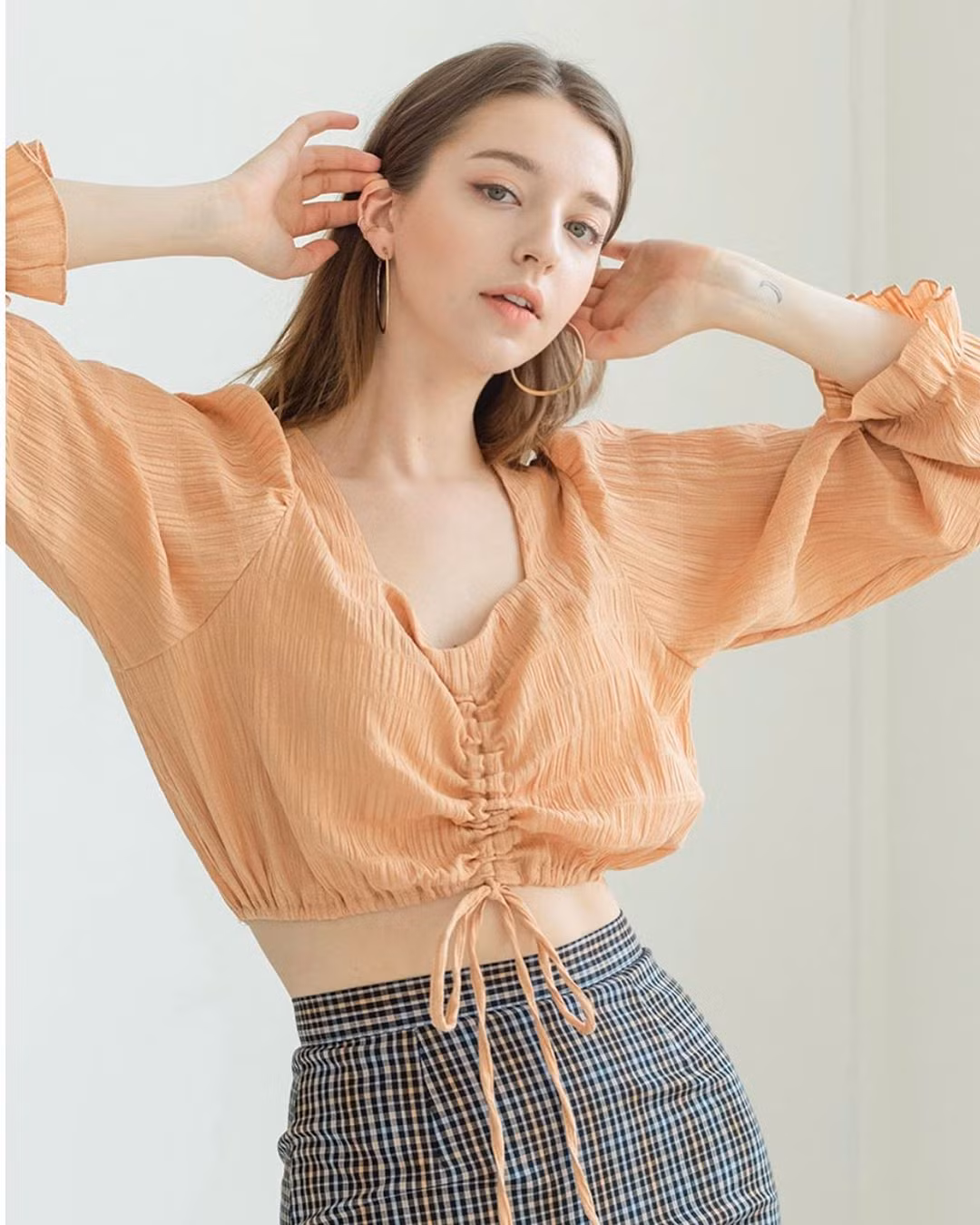 Tuy không phải vòng eo con kiến nhưng vòng hai của Angelina Danilova cũng rất săn chắc và mê người. Nói cách khác, hình thể của nữ người mẫu cực kỳ cân đối.