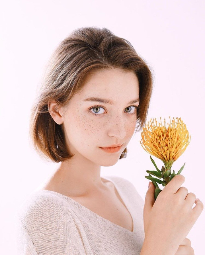 Thêm vào đó, sau thời gian sống ở Hàn Quốc, nữ người mẫu gợi cảm cũng thay đổi kiểu tóc, gu trang điểm và ăn mặc giống người Hàn Quốc.