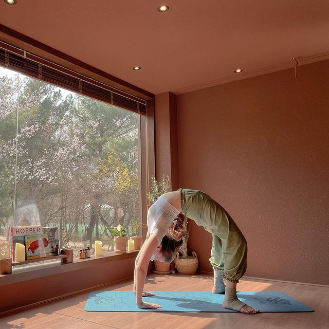 Theo những gì nàng "tiên nữ Đông Âu" này chia sẻ, cô nàng rất thích luyện Yoga. Bộ môn này không những giúp Angelina Danilova giảm cân, giữ dáng mà còn khiến cô khỏe mạnh, dẻo dai hơn.