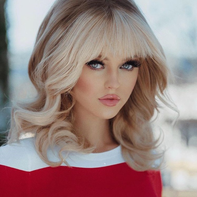 Loren Gray cho hay, cô uống nước suốt cả ngày vì cô luyện tập và hoạt động nhiều, cần bổ sung nước liên tục. Thêm nữa, nước cũng giúp giữ cho làn da khỏe mạnh, ngăn ngừa nếp nhăn sớm.