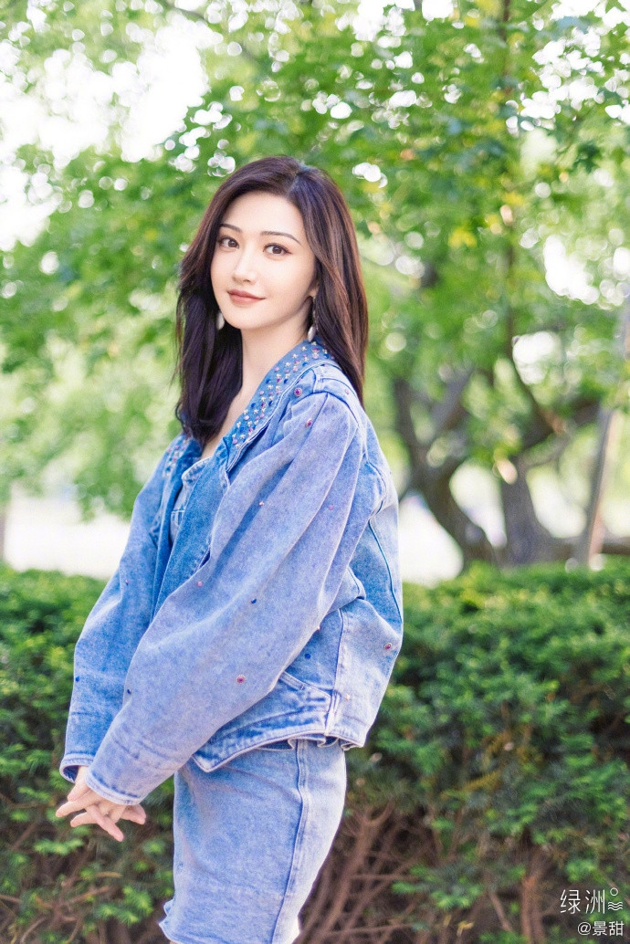 Thời gian gần đây, Cảnh Điềm cũng đã xuất hiện trong các sự kiện thời trang lớn, được các nhãn hàng toàn cầu chú ý, mời làm đại diện. Để giữ vững phong độ nhan sắc đỉnh cao, Cảnh Điềm luôn phải kết hợp ăn uống lành mạnh và tập luyện.