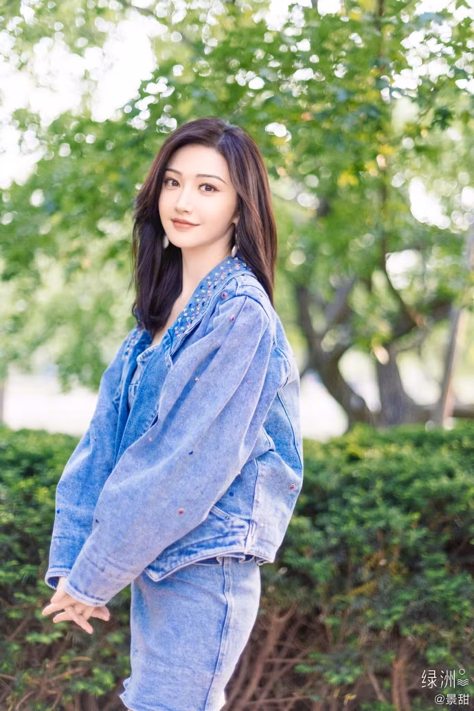 Thời gian gần đây, Cảnh Điềm cũng đã xuất hiện trong các sự kiện thời trang lớn, được các nhãn hàng toàn cầu chú ý, mời làm đại diện. Để giữ vững phong độ nhan sắc đỉnh cao, Cảnh Điềm luôn phải kết hợp ăn uống lành mạnh và tập luyện.