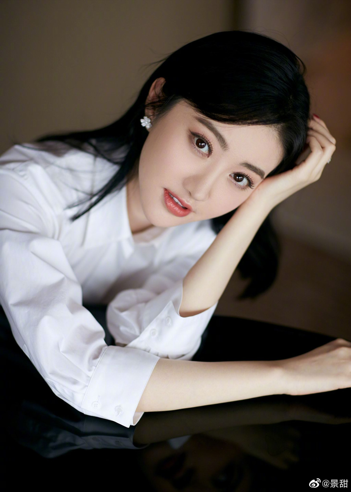 Cuối cùng, lựa chọn đồ ăn vặt lành mạnh. Theo nữ diễn viên, cô rất thích ăn vặt, nhưng sẽ chọn đồ ăn vặt không dễ tăng cân như cà chua vì chúng có lượng calo rất thấp và có thể bổ sung vitamin C.