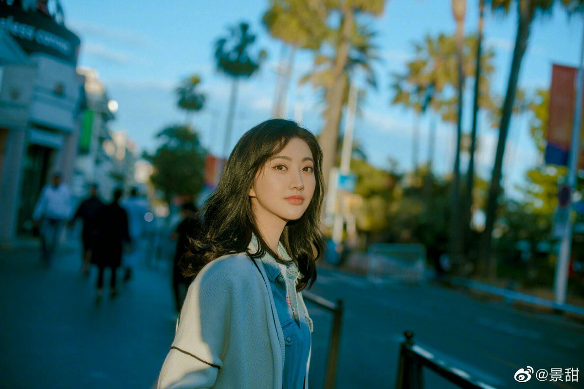 Ngoài cà chua, sữa chua, các loại hạt và trái cây khô đều là những lựa chọn tốt.