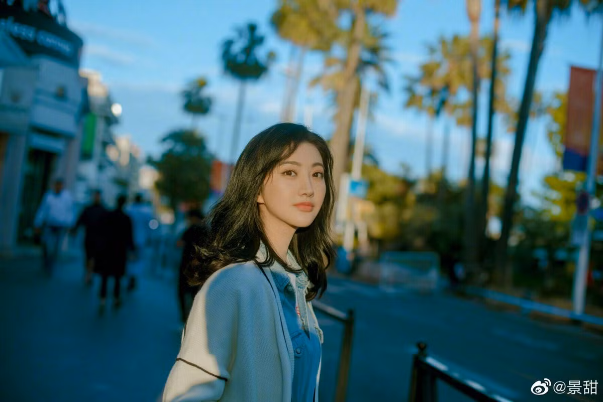 Ngoài cà chua, sữa chua, các loại hạt và trái cây khô đều là những lựa chọn tốt.