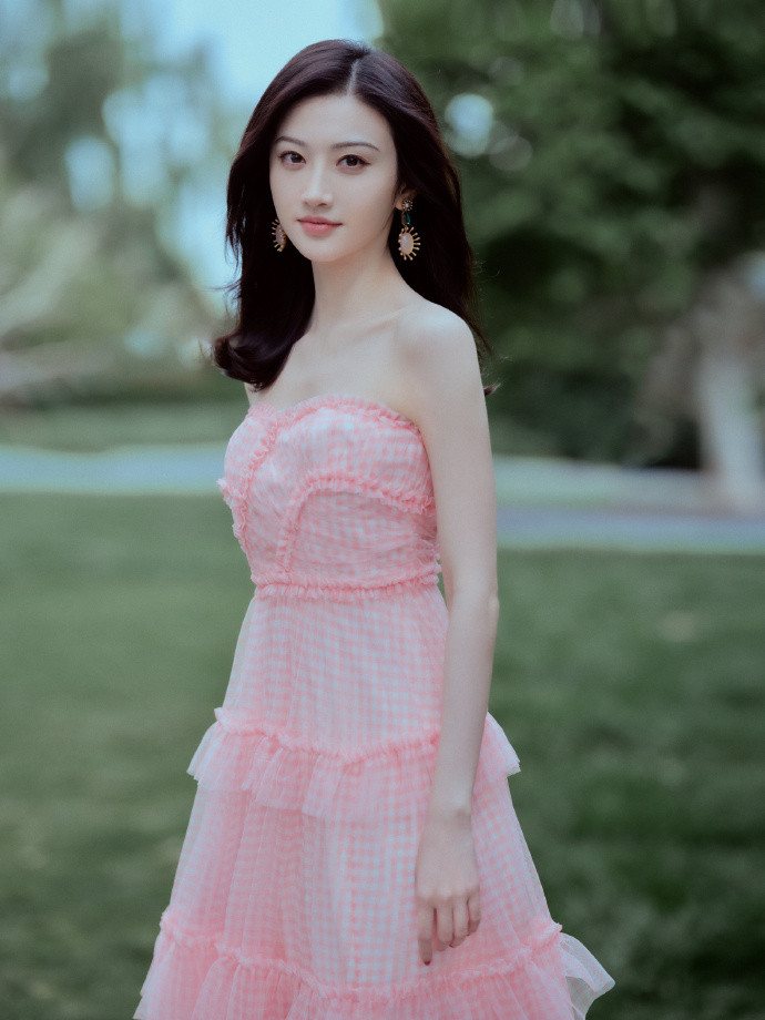 Được mệnh danh là "Đệ nhất mỹ nữ Bắc Kinh", Cảnh Điềm nổi tiếng với nhan sắc ngọt ngào và thân hình đồng hồ cát đẹp chuẩn mực.