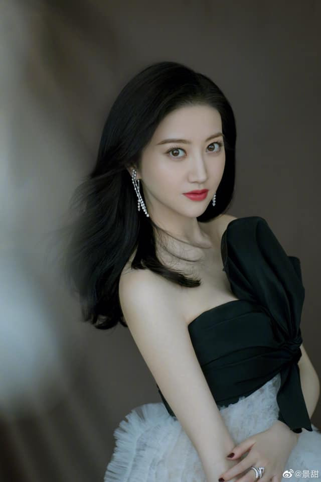 Tiếp đó, nếu ăn quá nhiều, hãy tập thể dục để tiêu thụ lượng calo thừa. Cảnh Điềm cho hay, cô từng phải quay phim trong một nhà hàng lẩu và việc ăn uống liên tục khiến cô tăng cân.