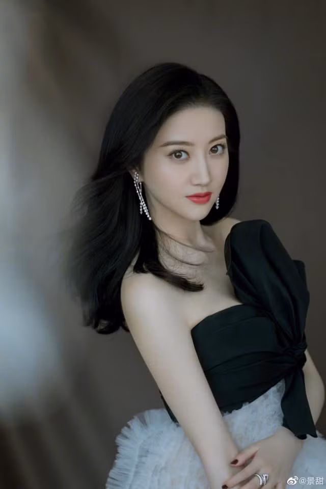 Tiếp đó, nếu ăn quá nhiều, hãy tập thể dục để tiêu thụ lượng calo thừa. Cảnh Điềm cho hay, cô từng phải quay phim trong một nhà hàng lẩu và việc ăn uống liên tục khiến cô tăng cân.