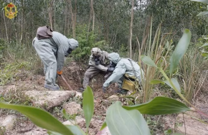 Theo đồng chí Đại úy Nguyễn Anh Thắng – Lữ đoàn 87 cho biết, khi làm dự án tẩy rửa chất độc ở sân bay quân sự Biên Hòa - căn cứ của máy bay tiêm kích đa năng Su-30MK2, cứ một đợt kéo dài 2-3 tháng thì cũng là ngần ấy thời gian anh em bộ đội hóa học “ăn dầm nằm dề” ở đó. Nguồn ảnh: Báo Quân đội Nhân dân
