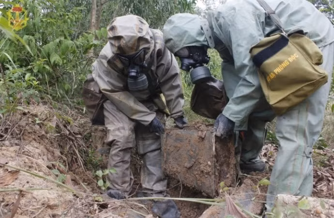 Ngoài ra, những người lính hóa học còn phải đảm nhận nhiệm vụ đối phó, xử lý các tình huống cháy nổ, rò rỉ hóa chất từ các nhà máy khu công nghiệp, các đợt dịch bệnh, thảm họa hóa chất và đặc biệt là chiến tranh hóa học công nghệ cao. Nguồn ảnh: Báo Quân đội Nhân dân