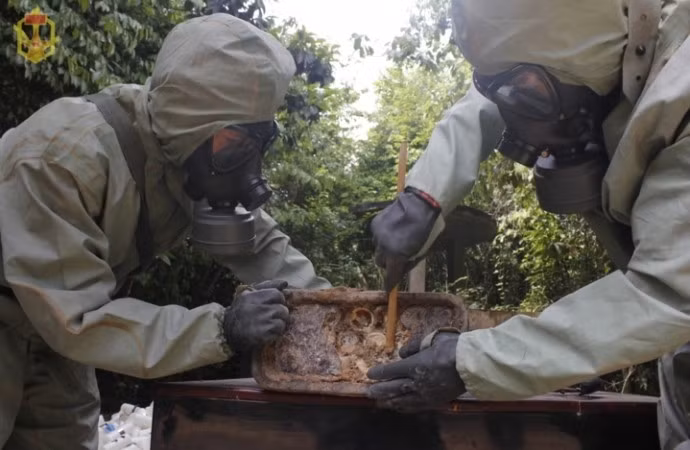 Đại úy Thắng tâm sự: “Có lúc mùi chất độc dioxin xộc lên như thuốc sâu. Mình nặng 57kg, làm 9-10 tiếng xong mất nước tới 3 lít, sụt ngay 2-3kg”. Nguồn ảnh: Báo Quân đội Nhân dân