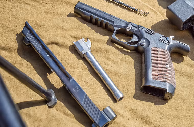 Súng lục bán tự động PL-15 có sự khác biệt rõ rệt so với các súng lục cùng loại khác là được thiết kế thêm gờ ở dưới nòngvà tay nắm tạo cảm giá ôm chắc chắn. Súng có một bộ phận báo hiệu cho người sử dụng biết súng có đạn hay không.