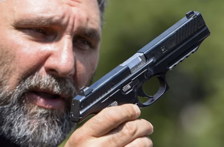 Một thanh ray Picatinny cho phép lắp các khí tài ngắm bắn cũng được tích hợp vào trong thiết kế của súng lục mới. PL-15 là khẩu súng lục duy nhất được thiết kế khá mỏng, súng cũng sử dụng một số bộ phận bằng polymer cao phân tử để nhẳm giảm trọng lượng súng.