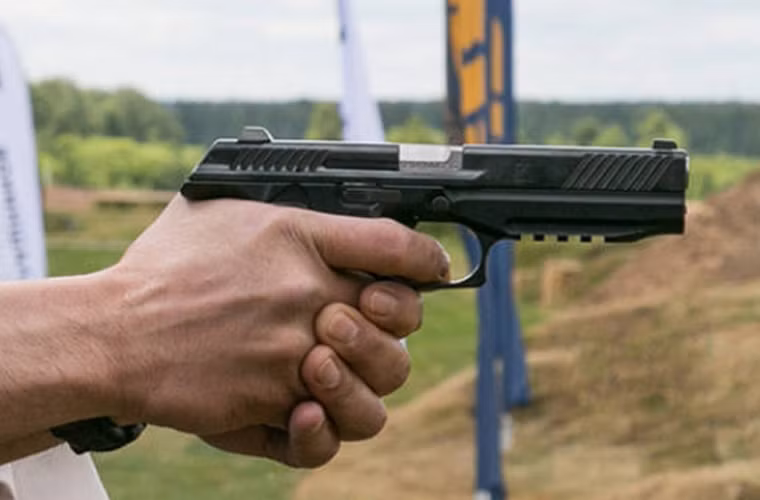 Điểm chú ý đặc biệt là hệ thống an toàn của súng mới. Ứng dụng giải pháp tiên tiến vào bộ phận cò súng, đảm bảo khi đã được nạp đạn không thể bắn một cách tự nhiên, tránh được trường hợp súng vô tình nhả đạn khi súng bị rơi ở độ cao lớn hoặc có lực tác động mạnh.