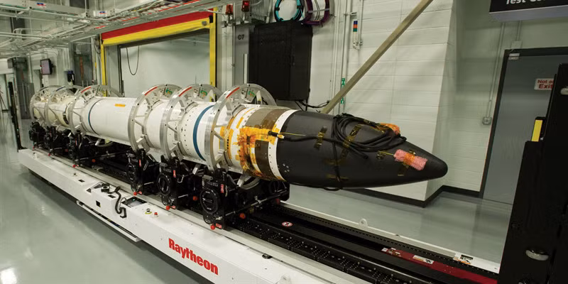 Tên lửa đánh chặn SM-3 Block IIA có chiều dài 6,55m, sải cánh 1,53m, trọng lượng 1,5 tấn, sử dụng nhiên liệu rắn 3 tầng. Nó có khả năng đánh chặn, bắn hạ các tên lửa đạn đạo tầm trung và tầm gần ở giai đoạn giữa đường bay.