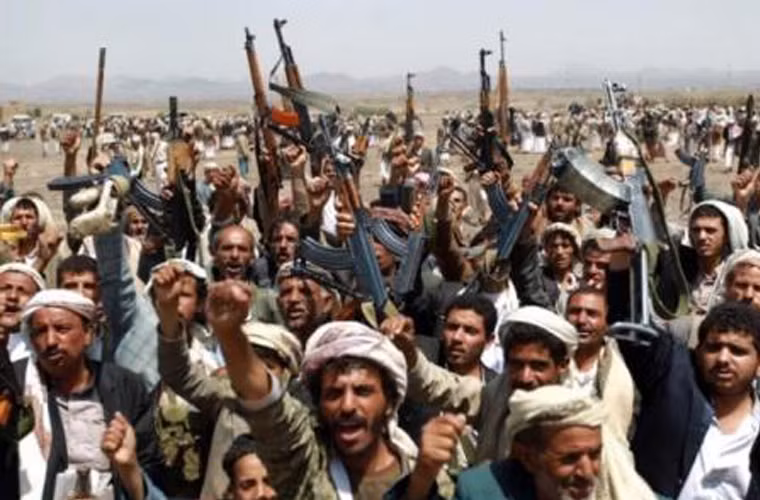 Các chiến binh Houthi cho biết, họ đã bắn trúng một tàu chiến của UAE nằm trong liên minh do Ả Rập Xê Út dẫn đầu đang chiến đấu hỗ trợ ủng hộ Tổng thống Yemen Hadi chống lại lực lượng nổi dậy này.