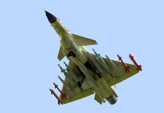 Hiện Trung Quốc vẫn đang trong giai đoạn phát triển phiên bản J-10B hay gọi là Super-10 được thiết kế lại cửa hút không khí ở dưới bụng máy bay theo kiểu DSI đem lại sự ổn định khi bay tốc độ cao, trang bị hệ thống radar mạng pha chủ động, cảm biến IRST và nhất là động cơ phản lực mới.